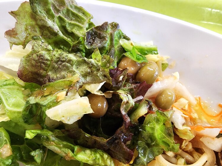 ボウルの底一面に野菜がびっしり敷きつめられている。