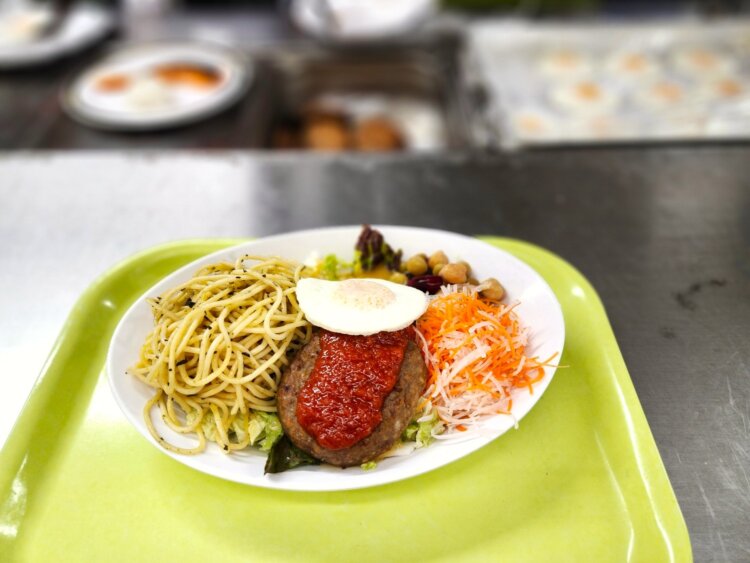 たっぷりの野菜にバジルスパゲティ、ハンバーグに目玉焼きとボリューム満点！