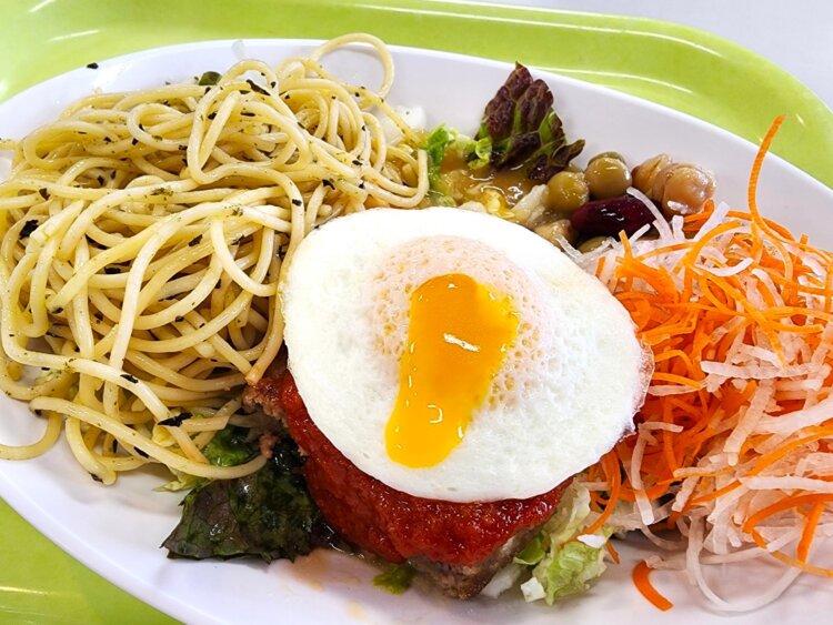 焼き加減が絶妙な目玉焼き。黄身が流れ出すとますます色鮮やかに。