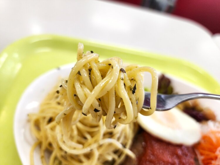 オリーブオイルとバジルで和えたパスタも美味。