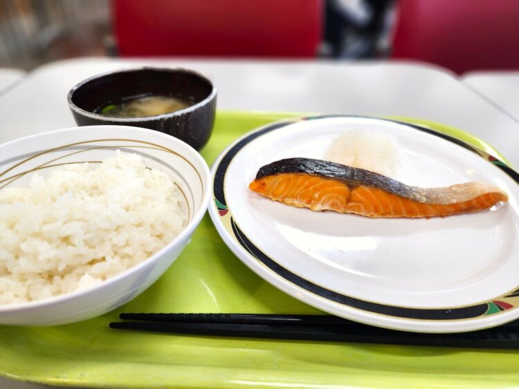 本日の魚定食（この日はサケの塩焼き）750円。定食にはご飯と味噌汁が付く。
