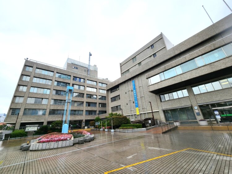右が議会棟で左が本庁舎。食堂は本庁舎の先の第二庁舎内にある。
