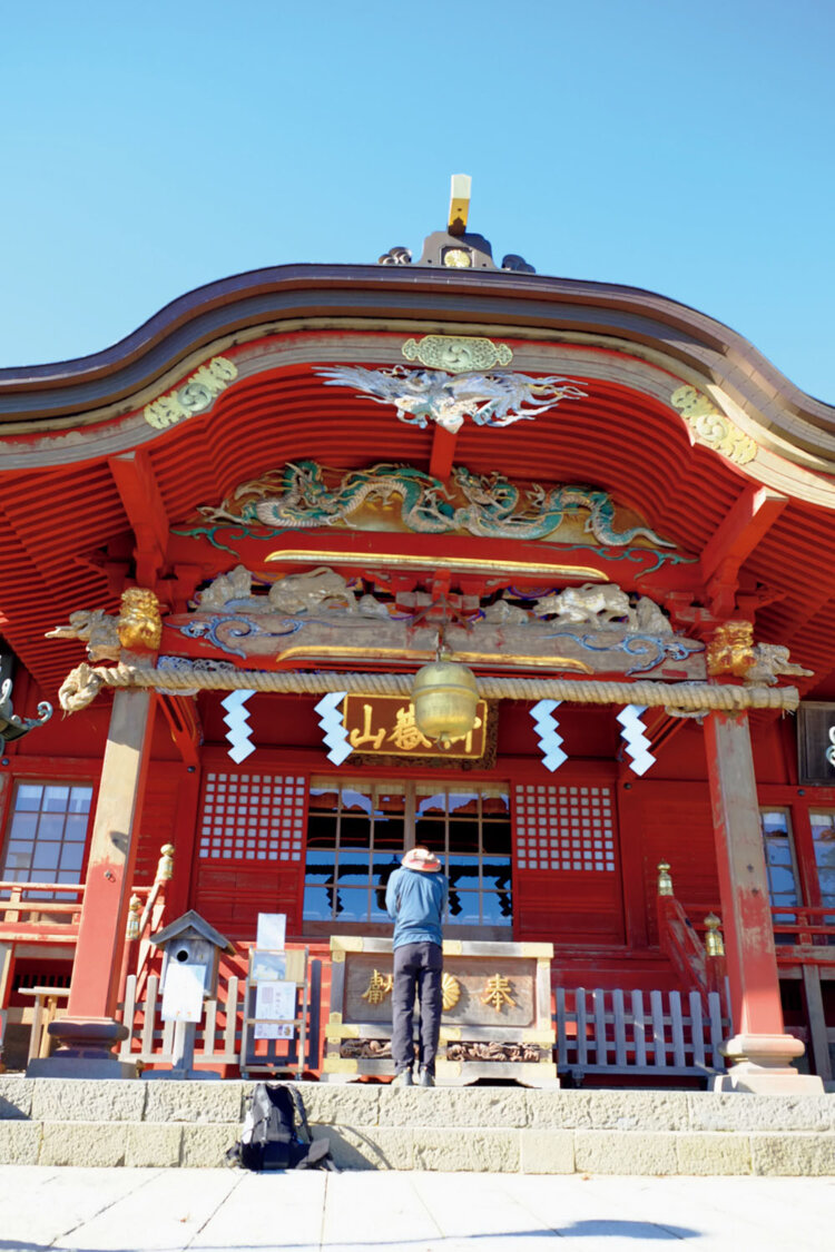 御岳山頂には武蔵御嶽神社がある。江戸時代は御嶽講でにぎわった。