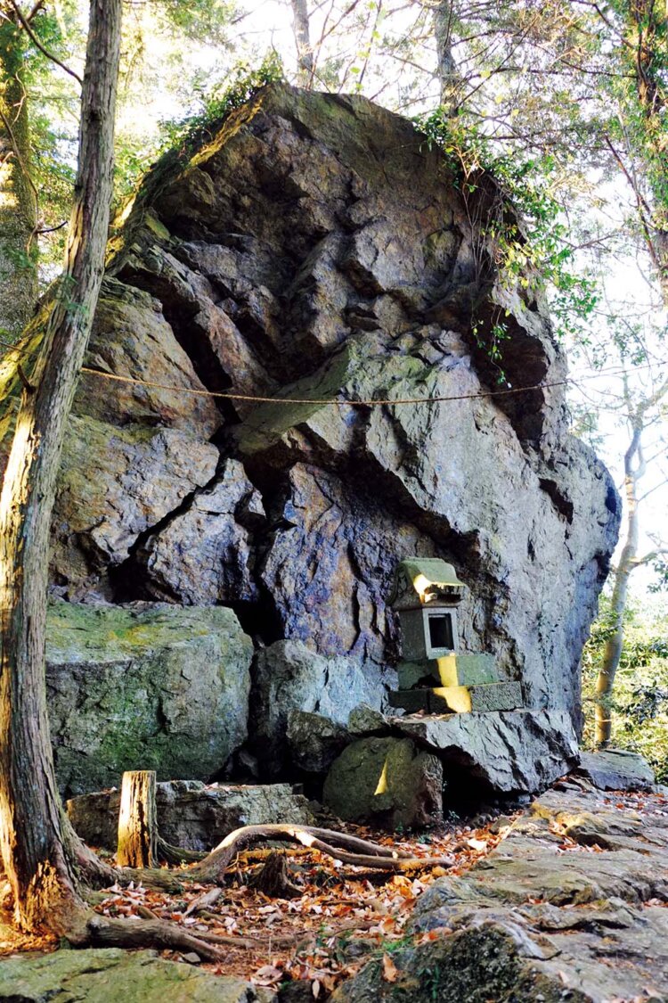 ゴール手前の金比羅公園には養蚕の神を祀る琴平神社がある。近くには巨大な岩。