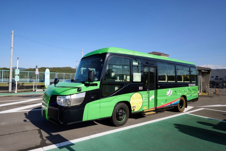こちらはバスモード。線路では格納していた鉄車輪を降ろし列車モードに。車内では阿波海南太鼓の音楽が流れ気分を盛り上げてくれる。