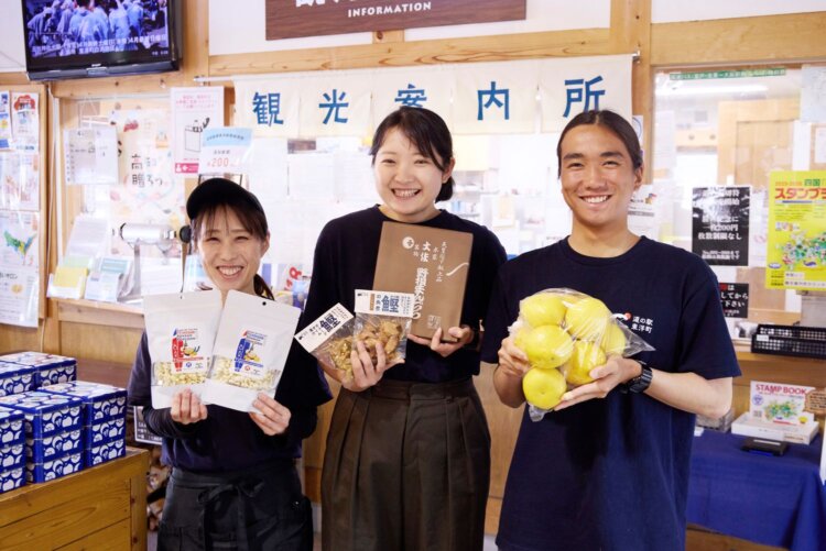 左から熊谷（くまがい）実穂子さん、駅長の三瓶（さんぺい）杏沙美さん （取材当時）、清水謙さん。「東洋町の魅力をたっぷりお届けします！」。