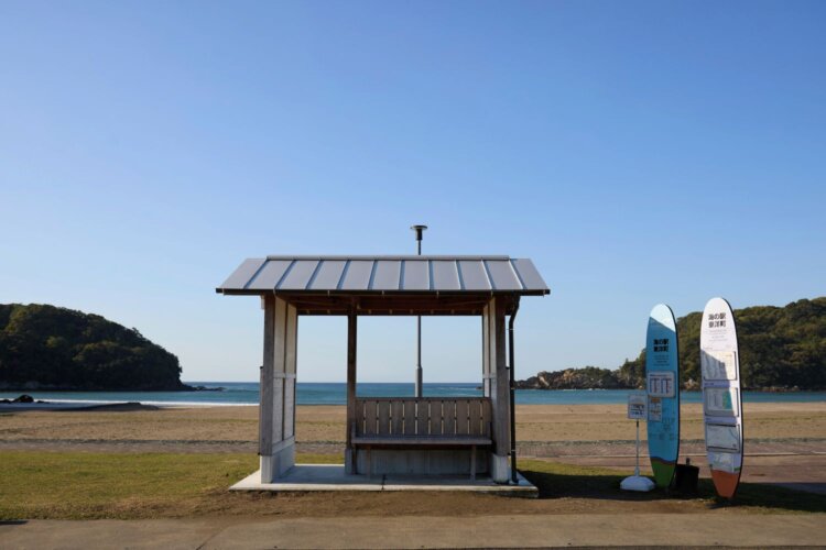 海の駅東洋町の停留所。時刻表がサーフボード。