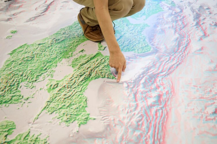 室戸半島は東側と西側で海深が異なるのも特徴。海中の地形を3Dメガネで体感できる。