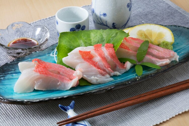 キンメダイのお刺身定食は室戸鯖煮付、小鉢、あら汁、ご飯などが付く。