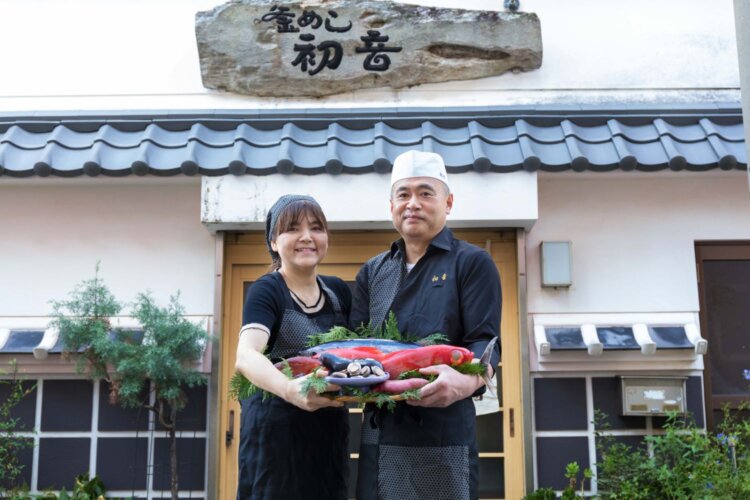 「家族みんなで『初音』の味を守っています！」と、髙瀬成浩さん・弘恵さん夫妻。