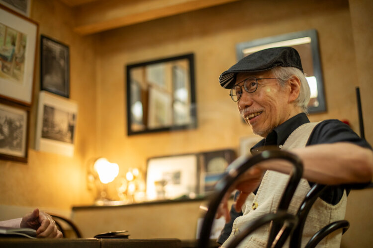 弘法湯に生まれ、今はその跡地で『カフェ・ド・ラ・フォンテーヌ』を経営する佐藤豊さん。