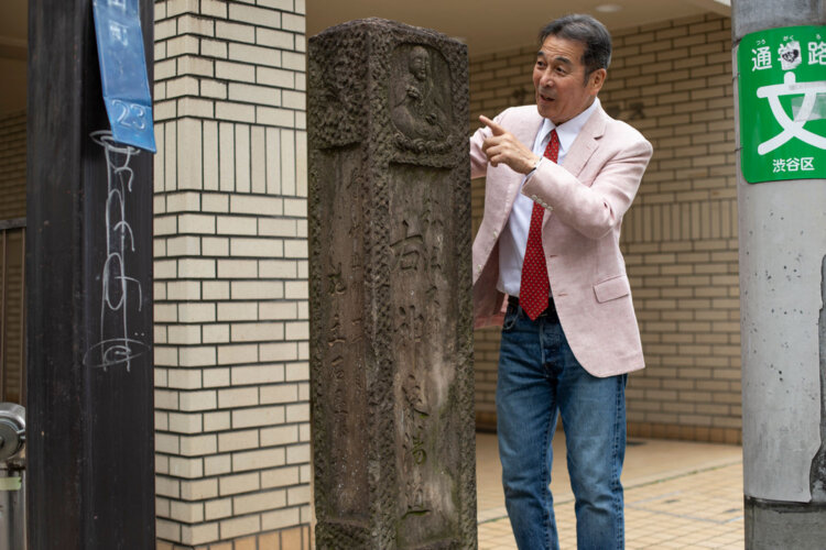 かつての弘法湯の入り口付近に建てられている「弘法大師 右 神泉湯道」と書かれた石碑。
