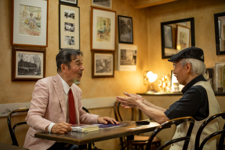 店内には佐藤豊さんらが撮影した昔の渋谷の写真などがたくさん飾られている。
