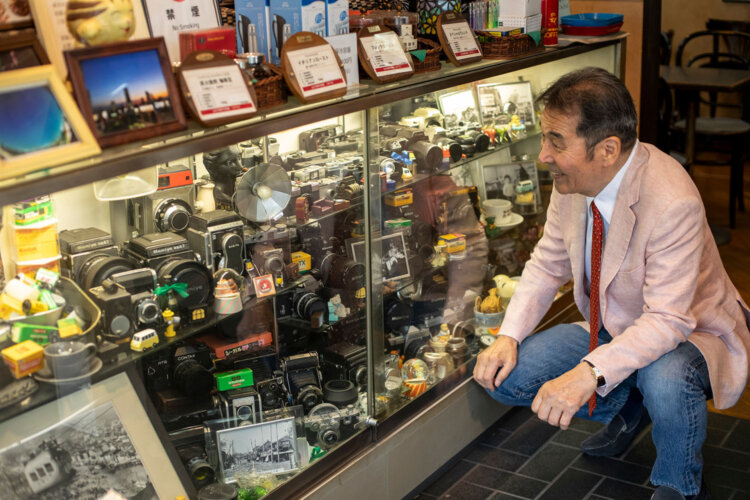 店の入り口に並べられたたくさんのカメラは、佐藤さんが子供のころから使ってきたもの。