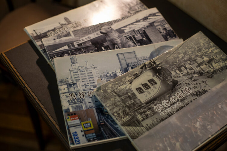 佐藤さんが制作に携わった、渋谷の今昔を記録した写真集『渋谷の記憶』。渋谷区役所などで購入できる。