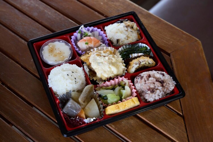 9マスのお弁当箱におかずや炊き込みご飯などを詰め合わせた彩り弁当。 日替わり弁当やおかずの単品も充実。