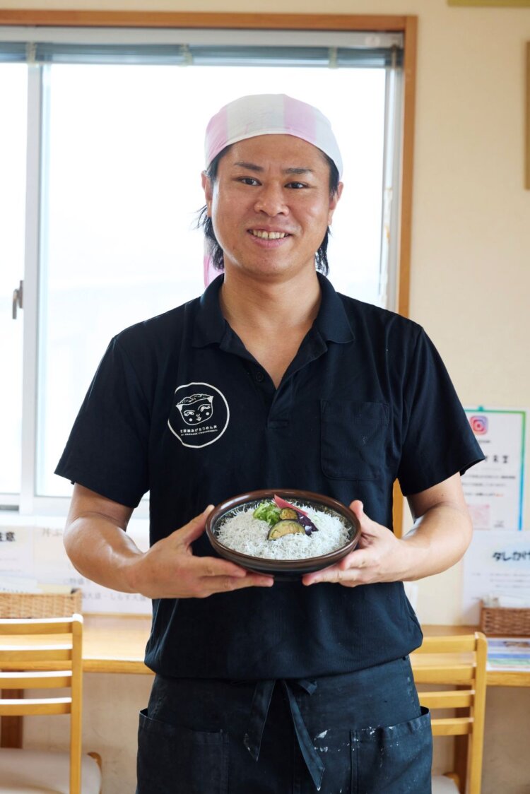 「夏のしらすは身が引き締まっておいしいですよ！」と、料理長の吉岡政浩さん。