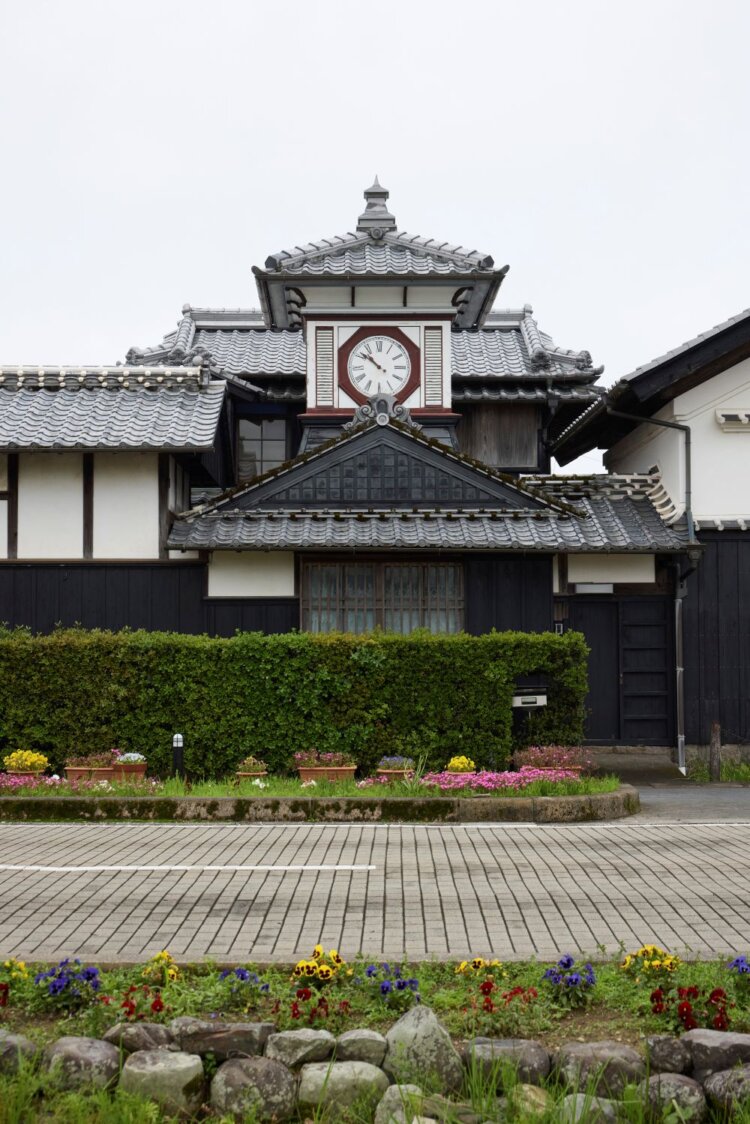 安芸市土居地区には、明治中期に手作りされた「野良時計」が佇む。