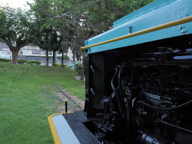 壷川東公園の保存車両とレール。公園内にポツンと保存され、しっかりと説明板もそなわっている。