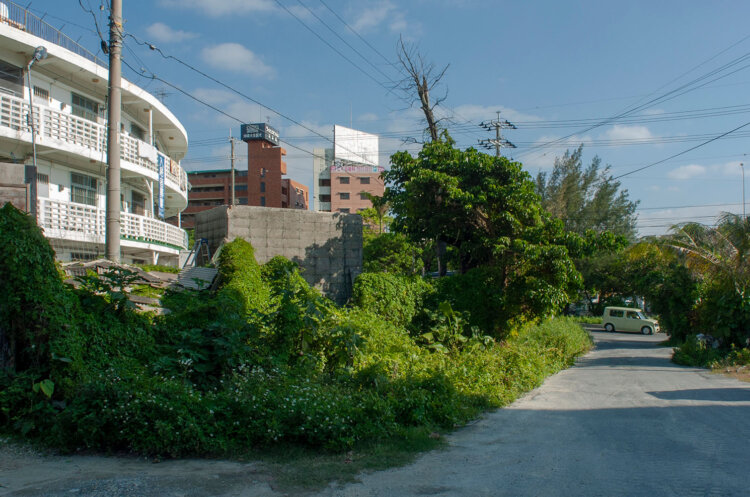 2005年撮影の古波蔵駅跡。だいたいこの写真の場所辺りに分岐駅である古波蔵があったという。