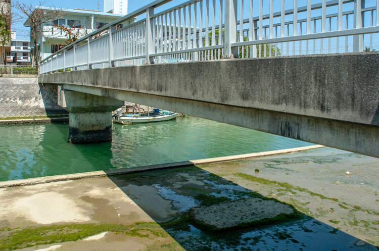 2005年撮影。嘉手納線の廃線跡には「軽便橋」と呼ばれる人道橋がある。橋は架け替えられたが、橋台の土台が残されていた。