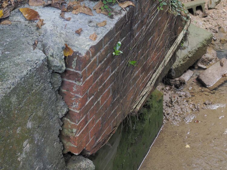 小川を渡った橋台は小規模のものだがケービンの遺構では最大級のものとなる。案内板が立ったのですぐ見つけられる。