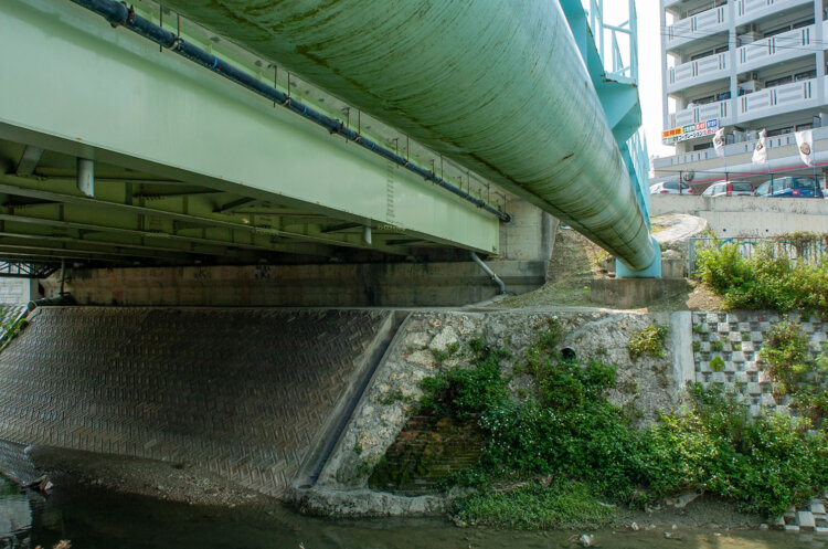2005年に撮影。一日橋の立派な道路橋に吞まれるかように与那原線の橋台が顔を出す。今回はチェックし忘れたのだが、遺構が変わらずに残っていることを願う。