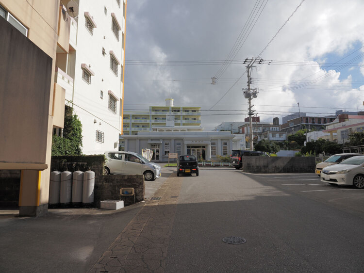 駅前っぽい道路の先を進むと……、