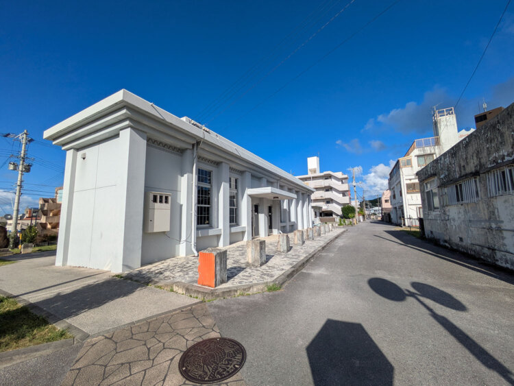 与那原駅の裏手は住宅地となっており、生活道路あたりにホームと乗り場、右手の住宅付近に側線があったそうだ。