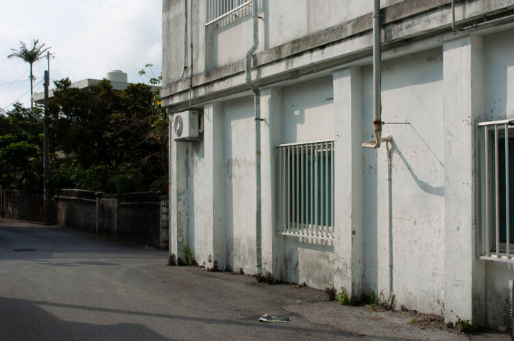 2005年に訪れたときの駅舎裏手。1階と2階の柱数が異なり、増築したことが分かった。砲撃に耐えた駅舎の土台は増築して復活したものの老朽化の壁は越えられなかった。1階の柱の一部がそのままモニュメントとして保存されている。