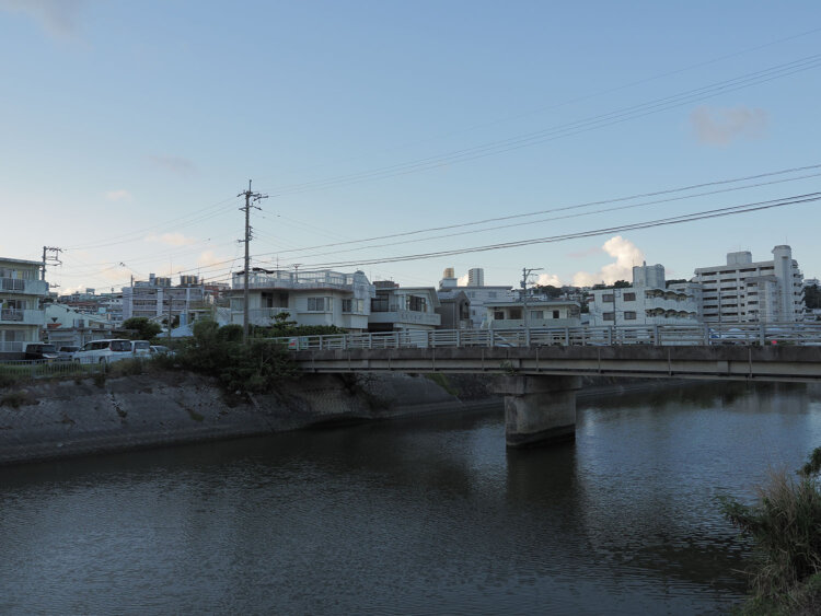 国場駅から分岐する小道を進むと国場川を渡る。すっかりと道路橋の姿だが糸満線のルートにあたる。
