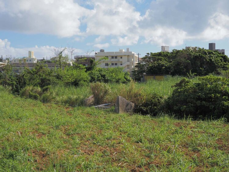 糸満市消防本部の向かいの畑にポツンと残されている遺構。小川を渡るので建設されたもので、一帯は窪地となっているため築堤が設けられていた。