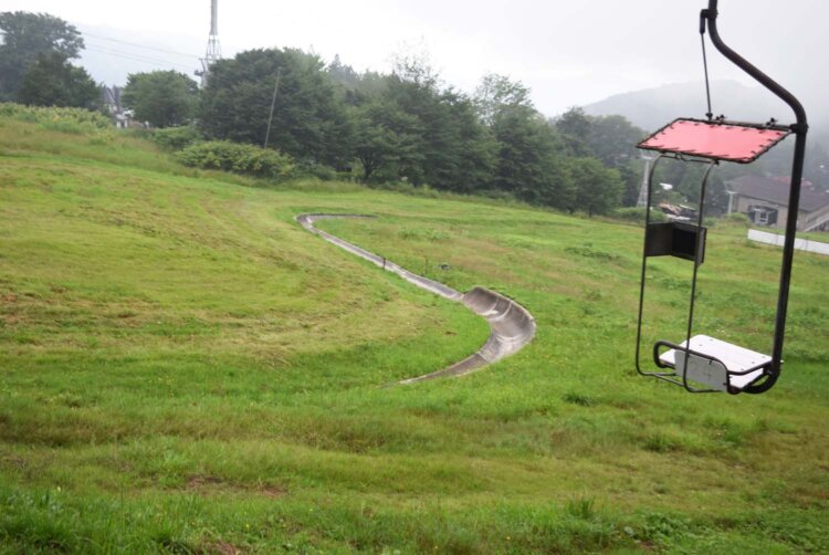 ゲレンデの斜面にスライダーのコースがある。