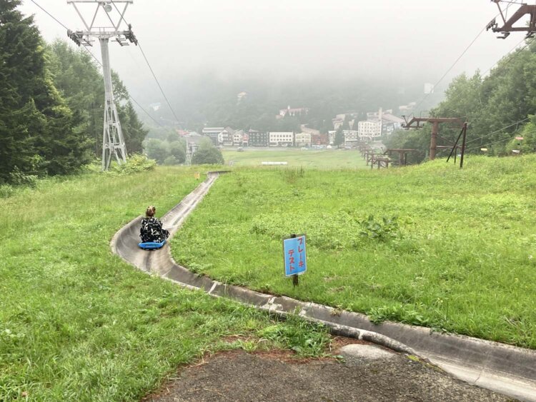 滑っていく人を懐かしく眺める。