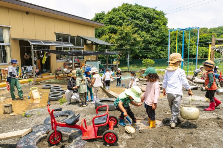 雨上がりで泥んこの園庭は格好の遊び場だ。
