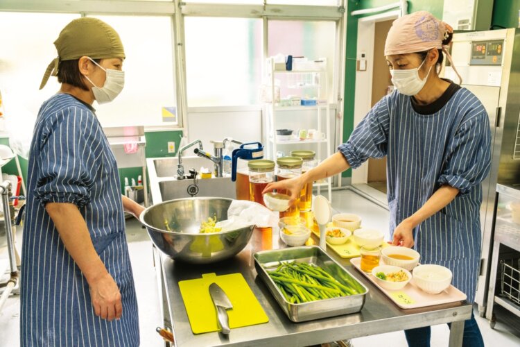 地元農家の協力も得ながら、旬の食材や雑穀を使った安心できる食事やおやつを提供する。