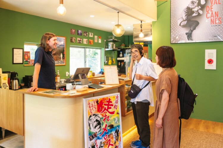 売店も備えた明るいロビーは交流の拠点だ。