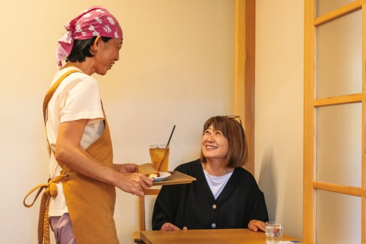 店主の吉野艶子さん（左）。各種ドリンクやスイーツも提供。
