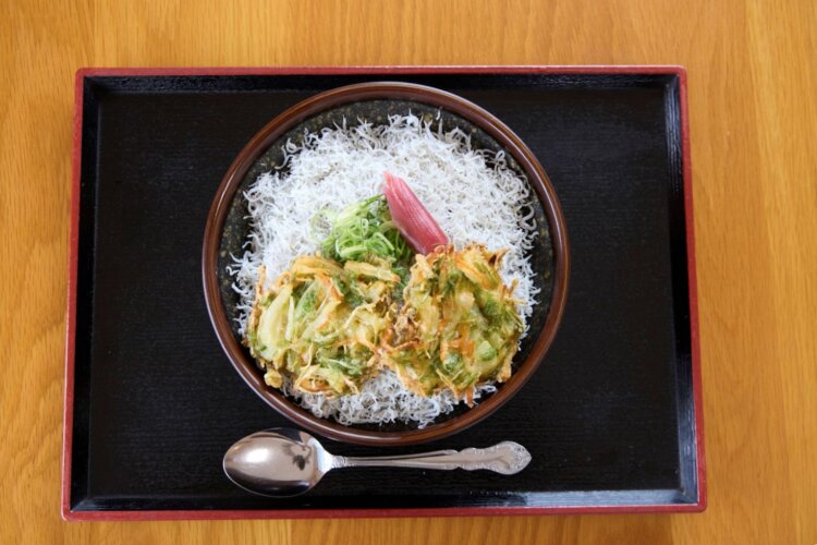釜揚げちりめん丼＋かき揚げ。ユズを加えた特製ポン酢で。