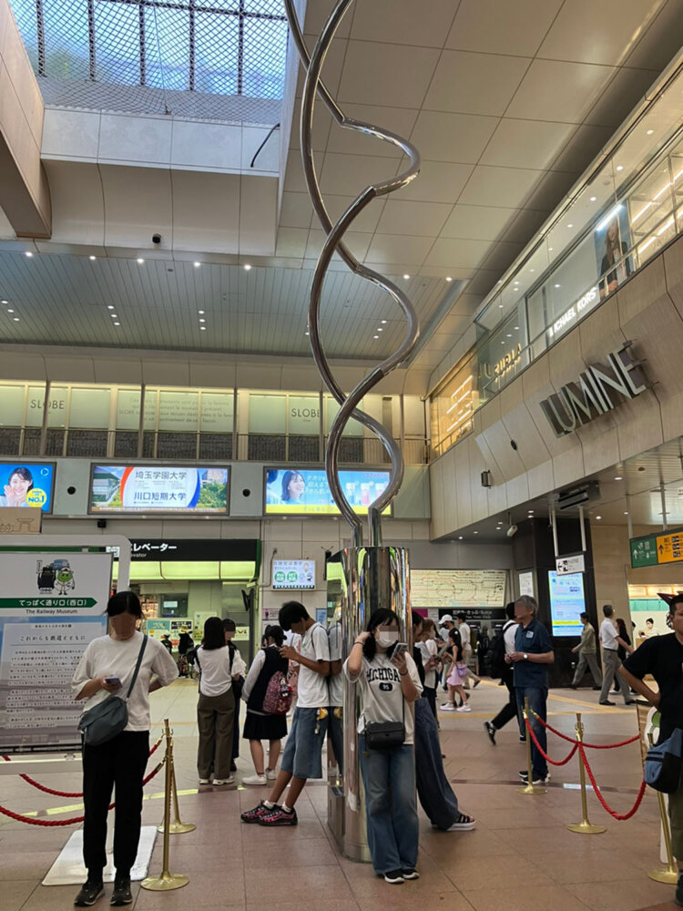 以前町田駅の「光の舞い」でも紹介した、「動く彫刻」の第一人者である伊藤隆道氏の作。正式名称は「行きかう・線」とのことだが、「まめの木」として知られている。