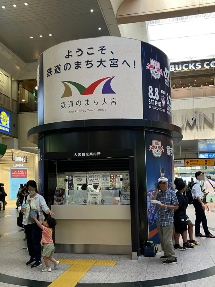 円筒形のため、待ち合わせの人が360度グルリと取り囲む。
