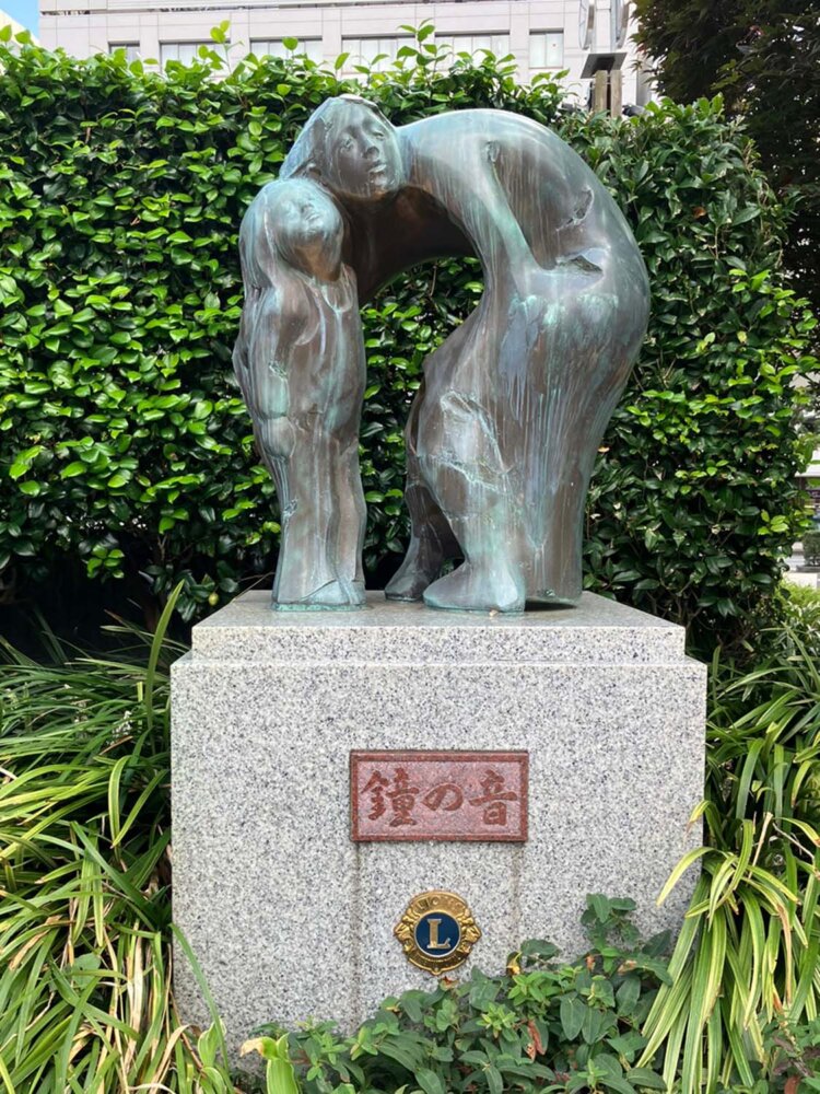 「鐘塚公園」にちなんで設置されたと思われる「鐘の音」像。