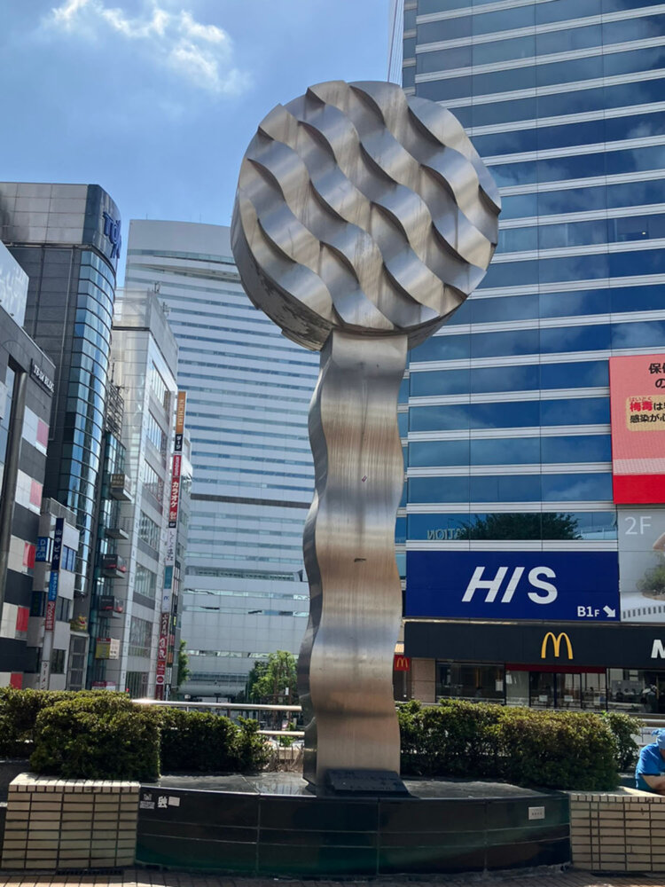 周辺にはベンチもあるため、座って待つこともできる。