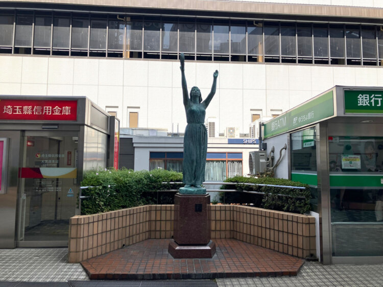 台座を見ると「『ドン』竣工記念像」となっているが、個人的には「ATM女神像」を推したい。