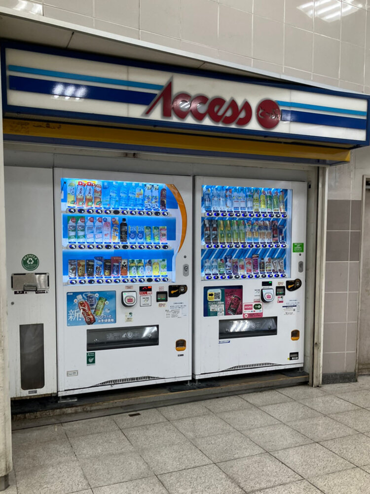 東武アーバンパークライン改札近くの自販機。なぜここを推すかといえば、恐らく東武系売店「Access」の跡地だからであり、旧デザインが残る貴重な場所だからである。