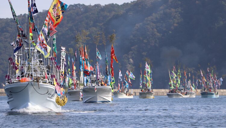 尾崎神社から釜石港へとやってくる曳き船。