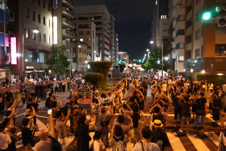 5日（日）は並木通りを舞台に、細長い楕円の輪を作って多くの人々が夢中になって踊る。