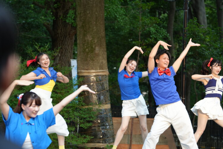 ほかにもフラダンスやバリ舞踊など、さまざまなダンスを観覧できる。