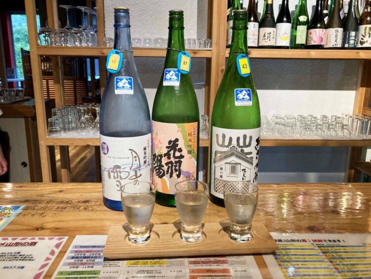 厳選された地酒が3杯セットになっている。