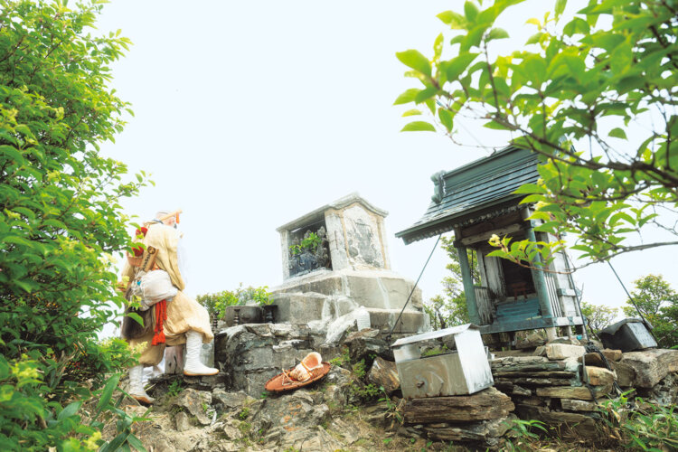 瓶ヶ森は古来、石土（いしづち）信仰の対象とされ、男山山頂には石土古権現の祠（ほこら）が祀られている。登山日はお山開きの時期だったため、山伏の方々の姿も見られた。